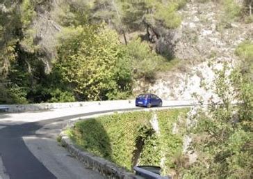 Leur voiture chute dun pont de 60 mètres, deux。